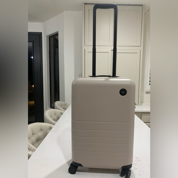 Monos 23 inch carry on plus luggage - Picture 5 of 15